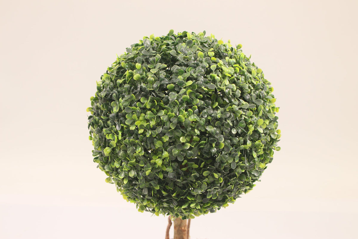 Close-up of the boxwood ball on the Marcolo 60 cm artificial boxwood plant
