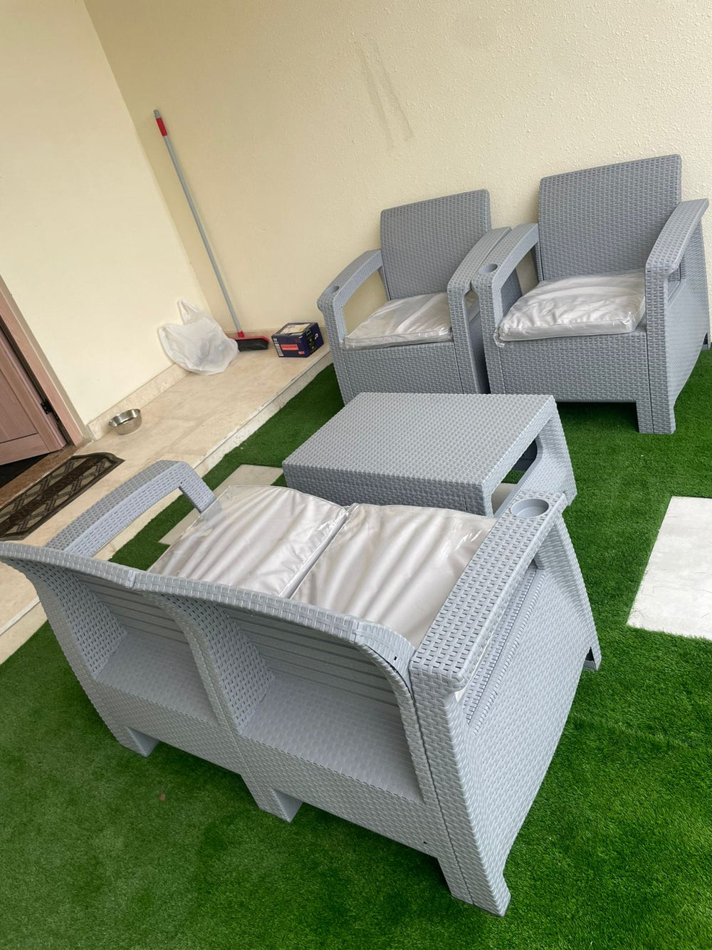 Customer's grey Havana rattan-look 4-seater sofa set on artificial grass